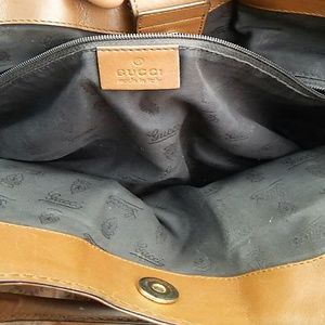 Brown gucci bag..
