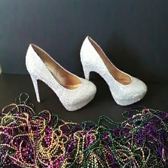 Silver heels - Picture 2 of 2