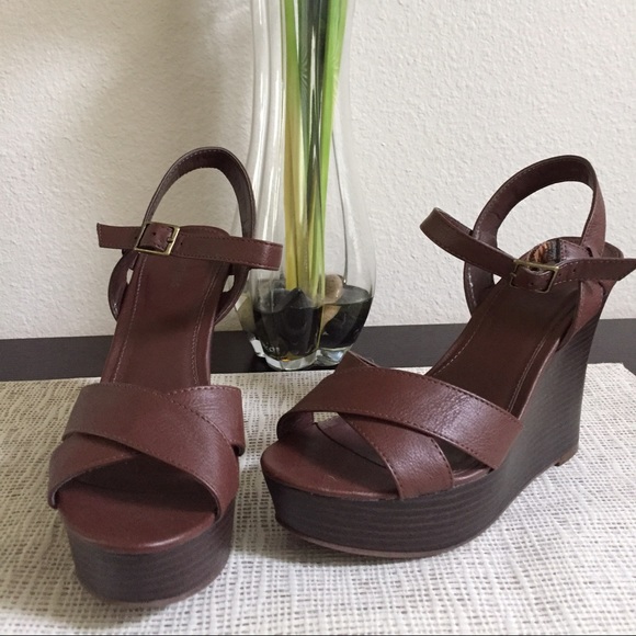 Express wedge sandals