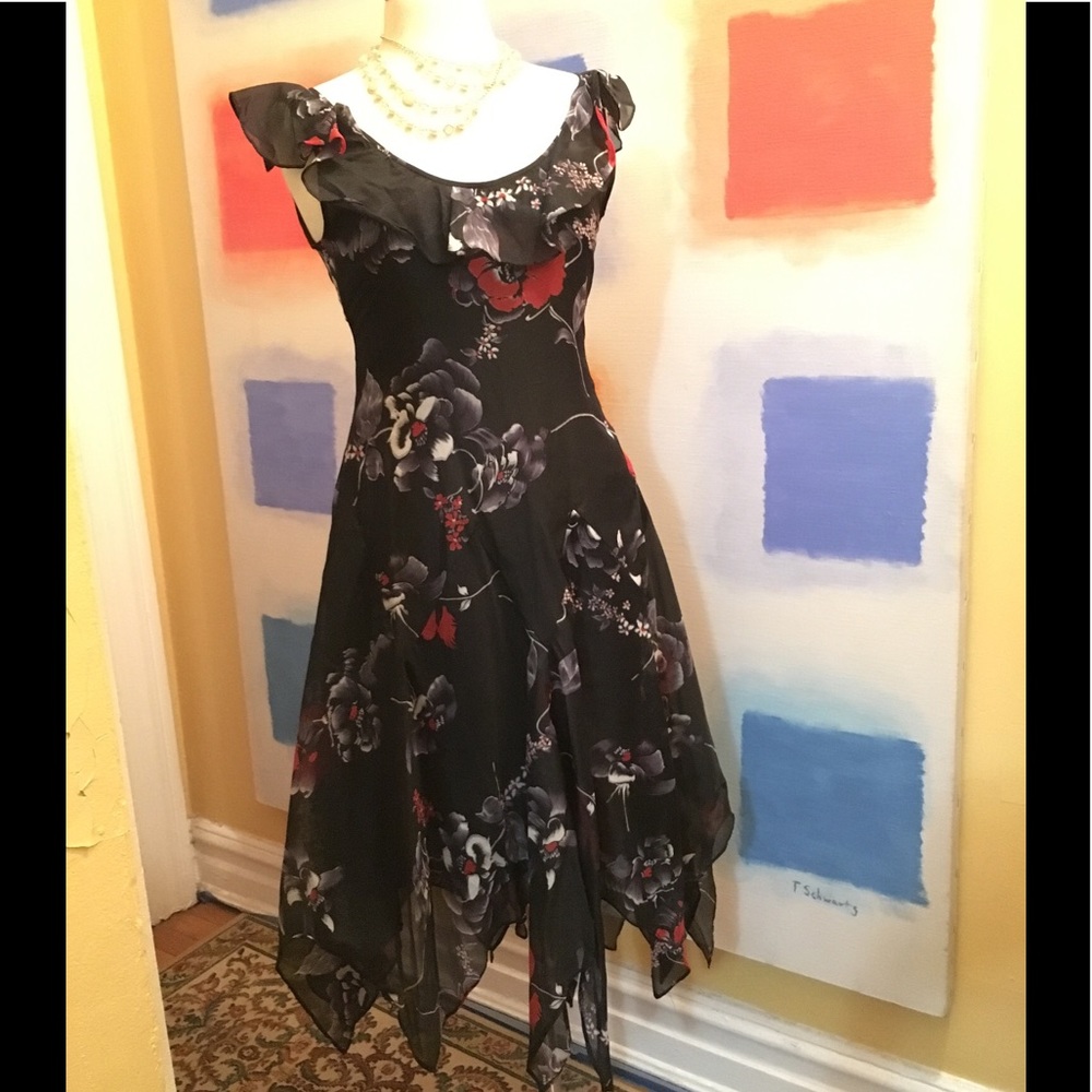 🚩SOLD🚩Flirty, Feminine, Fabulous Dress - Picture 1 of 8