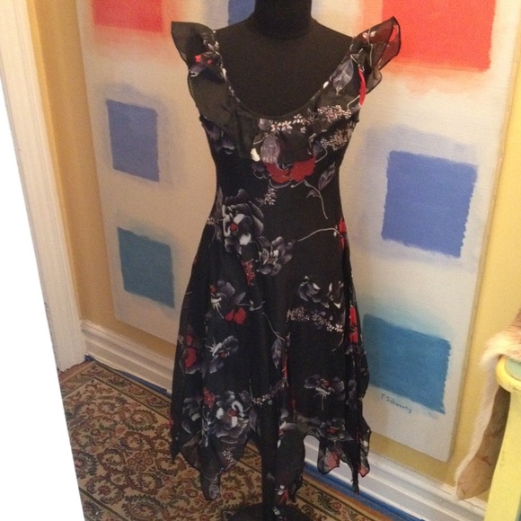 🚩SOLD🚩Flirty, Feminine, Fabulous Dress - Picture 5 of 8