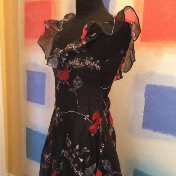 🚩SOLD🚩Flirty, Feminine, Fabulous Dress - Picture 3 of 8