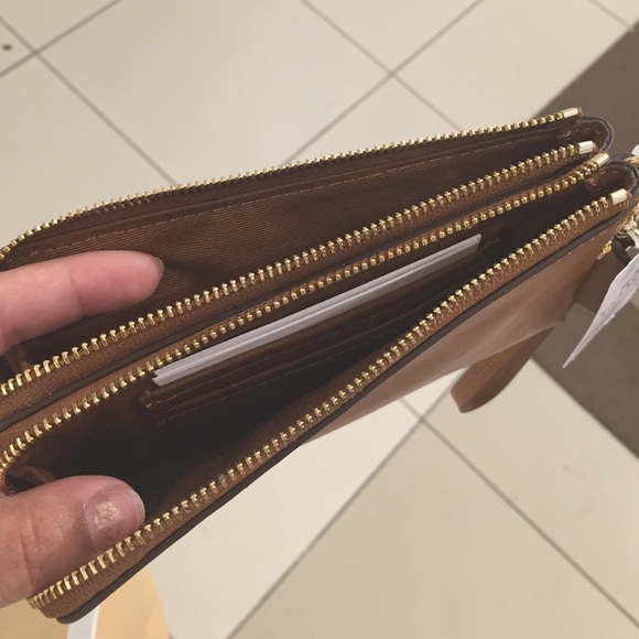 24% REDUCTION 💵💳💰SALE NWT coach wristlet. - Picture 2 of 2