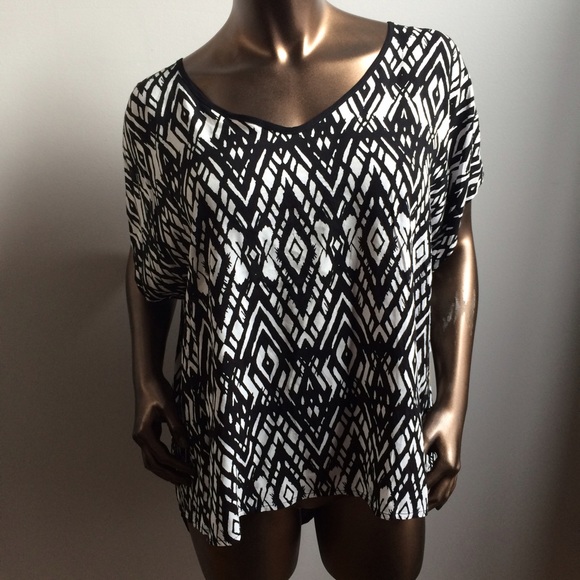 Como Vintage  Tops - 🆕New Black & White Print Top Large