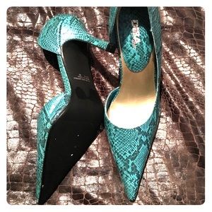 Diba. Size 9. Very, stylish and sleek. Worn once.
