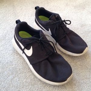 Black Nike Roshe Run