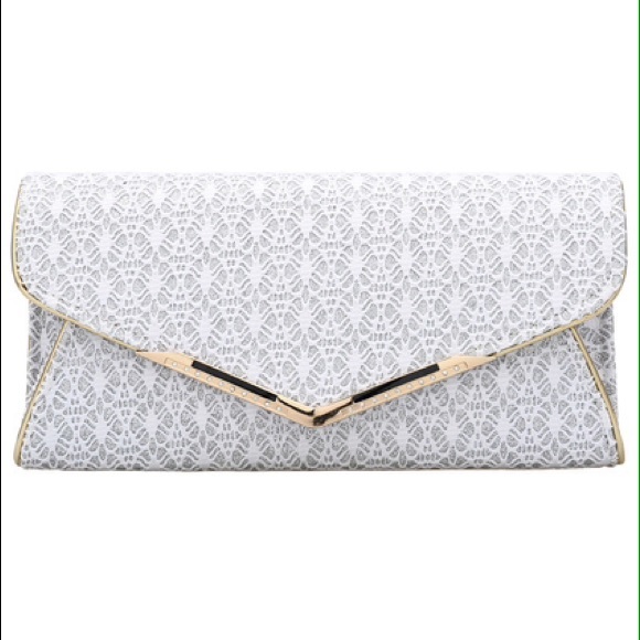 Handbags - 🎉Flash Sale🎉White Clutch