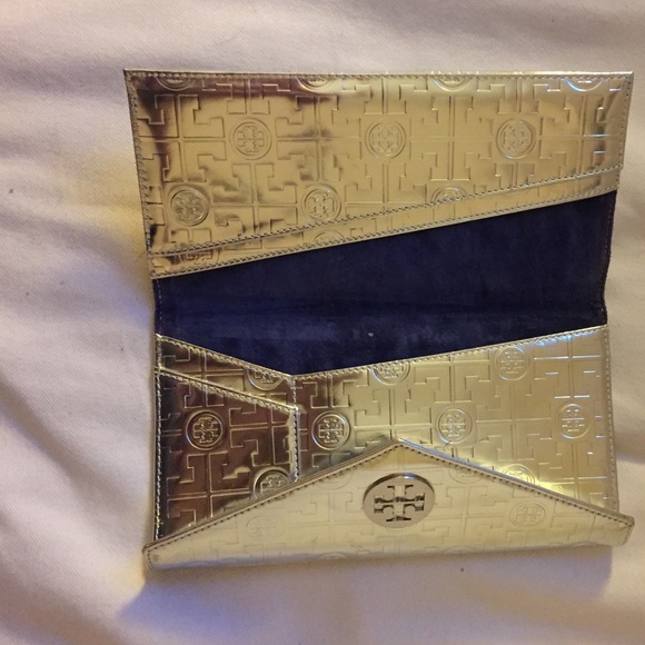 Tory Burch Travel Wallet - Picture 3 of 4