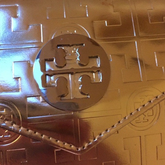 Tory Burch Travel Wallet - Picture 4 of 4
