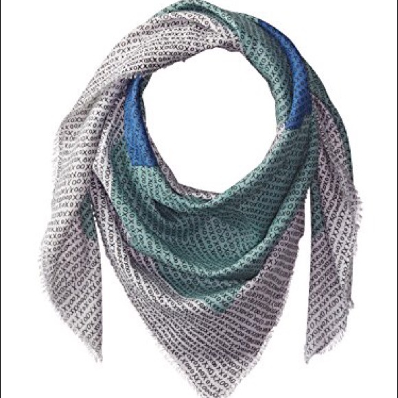 Carolina Amata Scarf