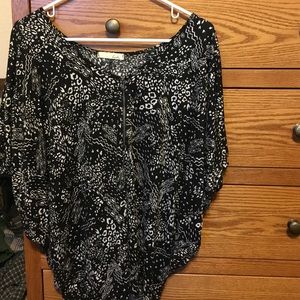 Very flattering loose bat-sleeve top- OFFER AWAY👍