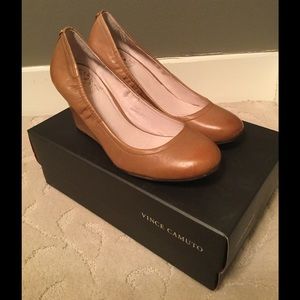 NWT Vince Camuto Tan Leather Wedge Elmay Pump 7.5