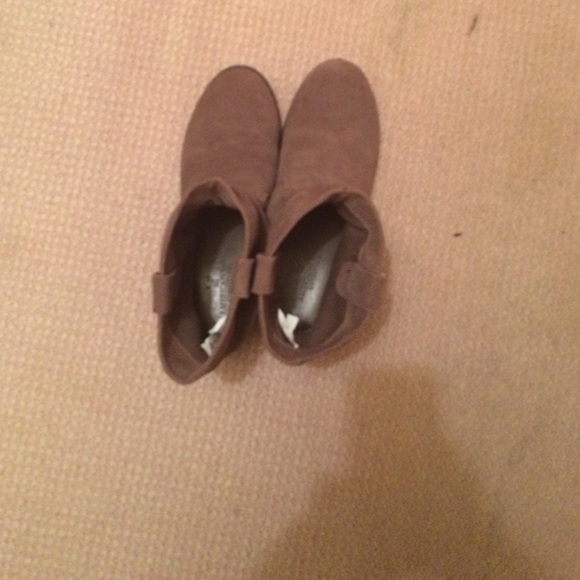 Gray suede American Eagle booties