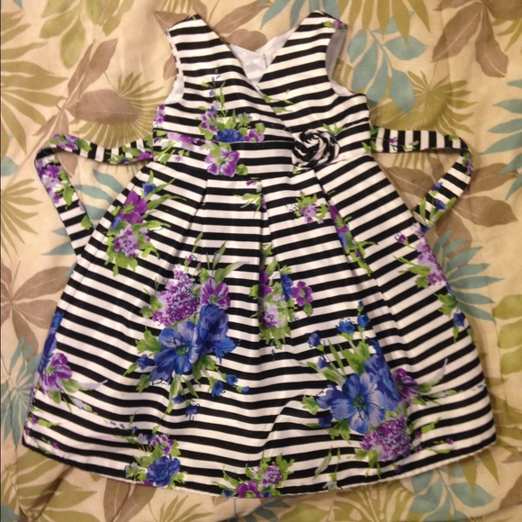 Little Girl Black and White dress with Flowers 🌺