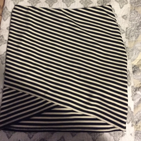 Never before worn stripped zaras mini skirt!