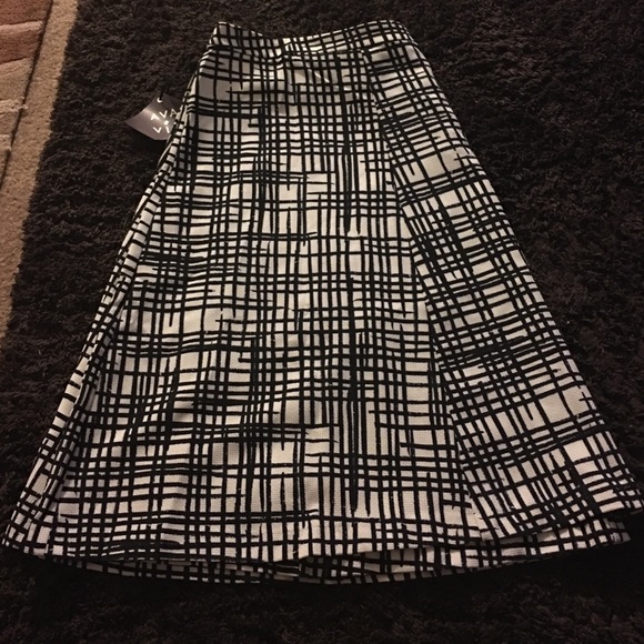 New Ava & Viv 22W white & black printed skirt - Picture 2 of 5