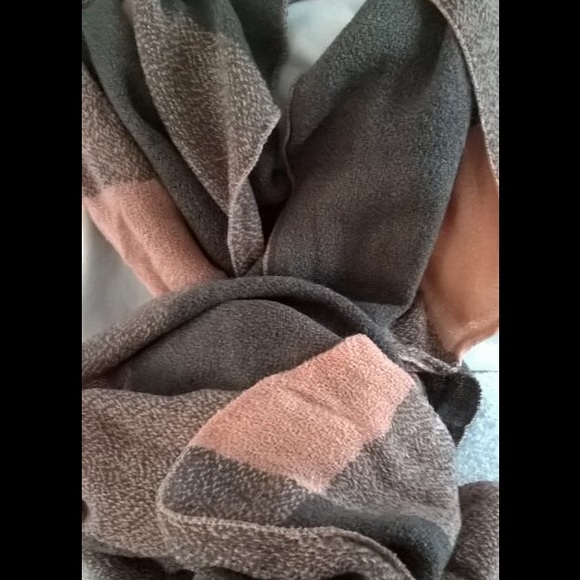 Grid scarf - Picture 1 of 3