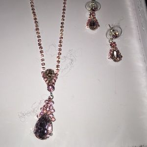 Necklace earring set. Pink crystals