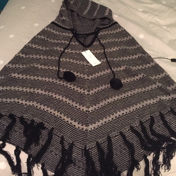 Removing 1/10 🎉HP 1/2/16 🎉 BCBGMaxazria Poncho