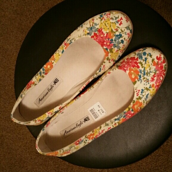 American Eagle floral flats