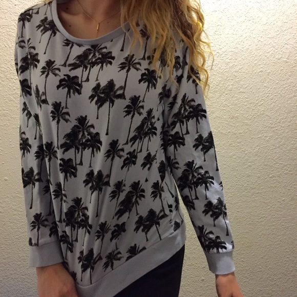 Blue and black tropical sweater for winter - Picture 1 of 2