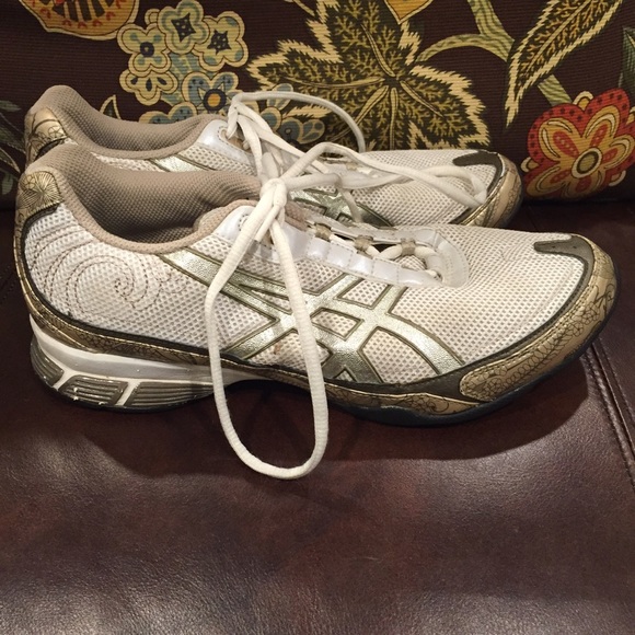 Asics White & Gold Gel Harumi - Size 9
