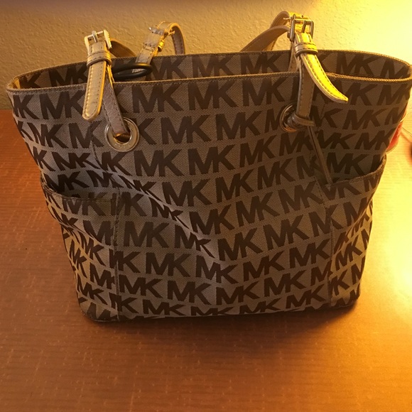 Michael Kors Handbags - Michael Kors jet set logo tote in beige/ebony/gold