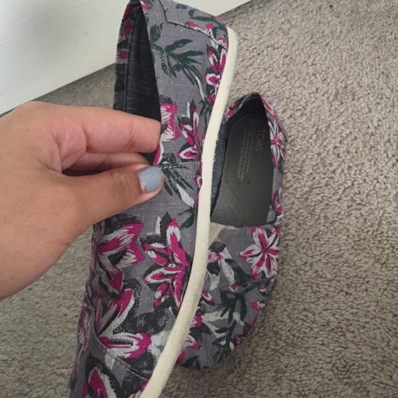 TOMS - Picture 2 of 3