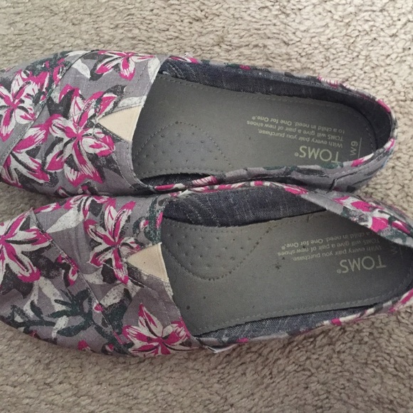 TOMS - Picture 3 of 3