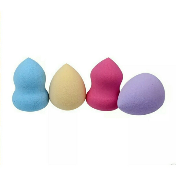 Bundle of 4 makeup blending sponges!