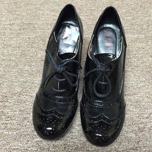 Black patent shoes