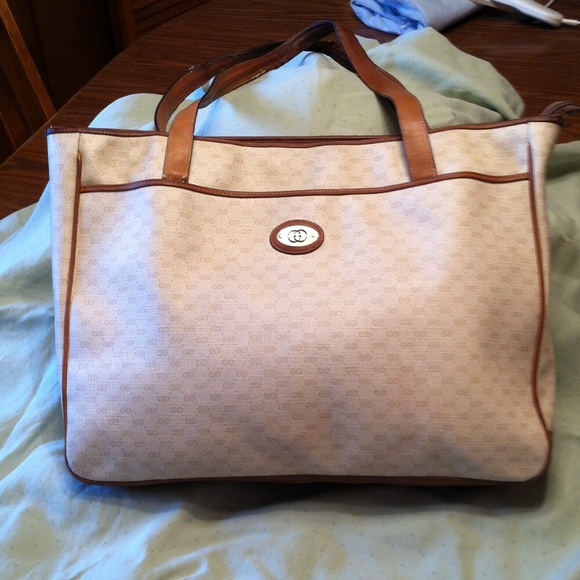 A Vintage Authentic Gucci Hand/Shoulder Bag.