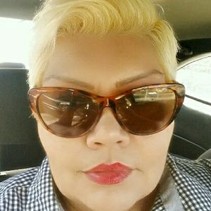 Meet your Posher, Debbie