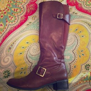 Brown ridding boots