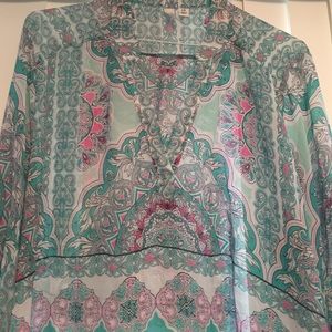 Pretty designed flowy blouse.