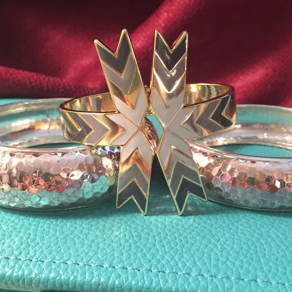 🌞2for25$ tribal hinge cuff in gray/white/gold - Picture 4 of 4