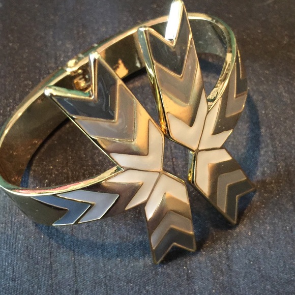 🌞2for25$ tribal hinge cuff in gray/white/gold - Picture 3 of 4