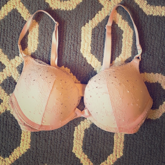 Victoria's Secret Bombshell add 2 cups plunge bra