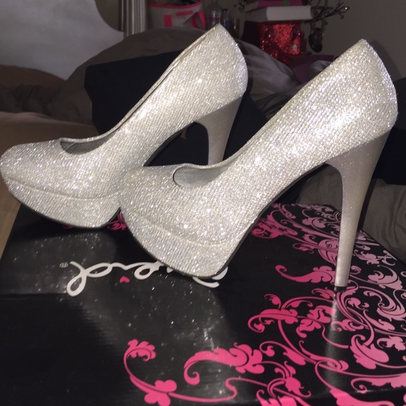 Sparkle high heel.