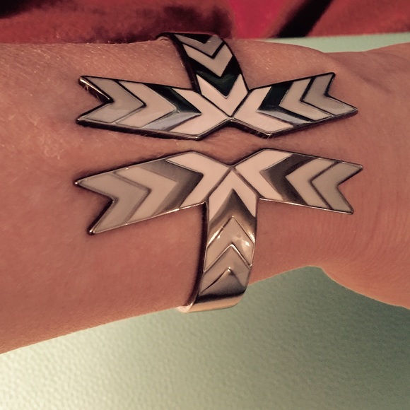 🌞2for25$Tribal hinge cuff in gunmetal - Picture 3 of 4