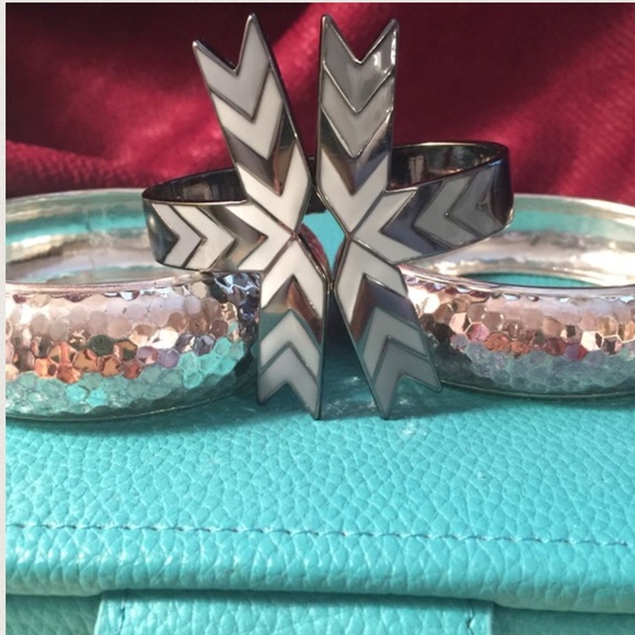 🌞2for25$Tribal hinge cuff in gunmetal - Picture 4 of 4