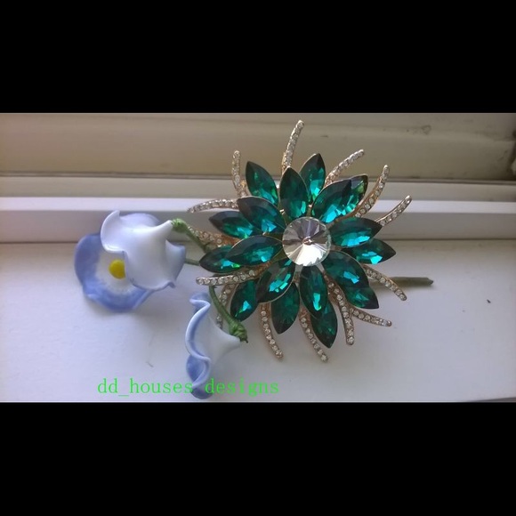 Green flower pin
