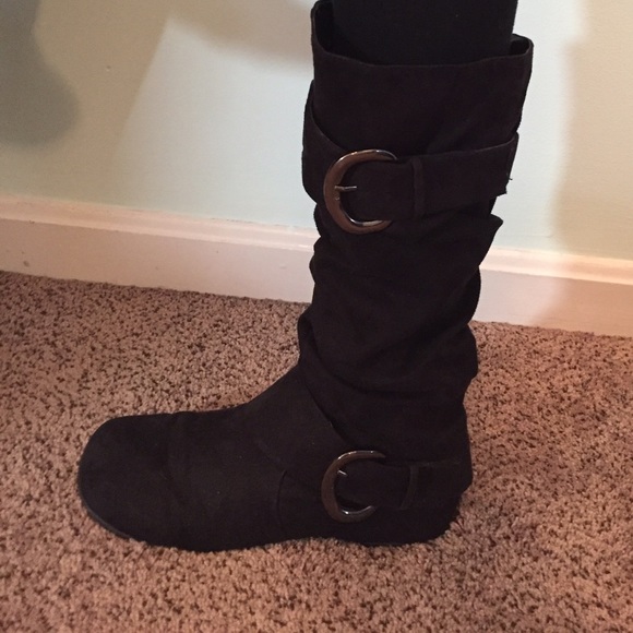 Black buckle boot