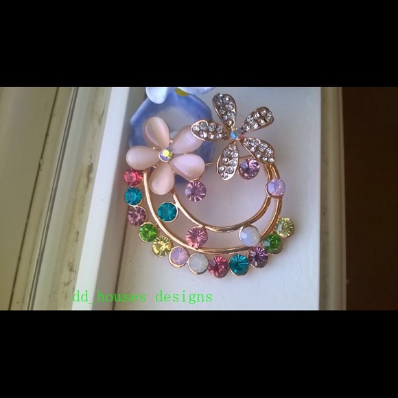 Flower with moon pin - Picture 1 of 4