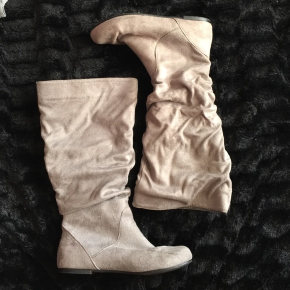 Light gray boots - Picture 1 of 1