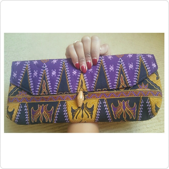 FREE w/ $40 Mother Earth Print Envelope Clutch - Picture 2 of 3