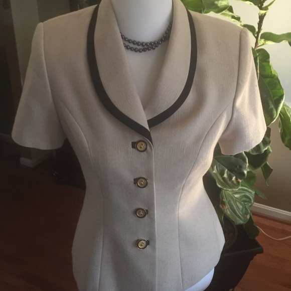 Amanda Smith Petites 4 button short sleeve jacket