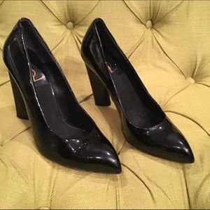 EUC YSL black patent leather pumps