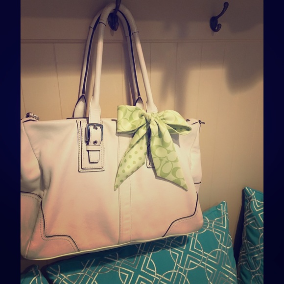Cream coach leather bag with bow in peridot. - Picture 1 of 4
