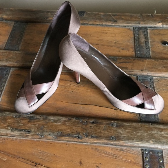 Beautiful Givenchy taupe pump